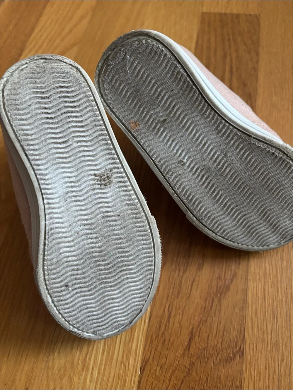 Size 6 Toddler Osh Kosh B’Gosh Sneakers
